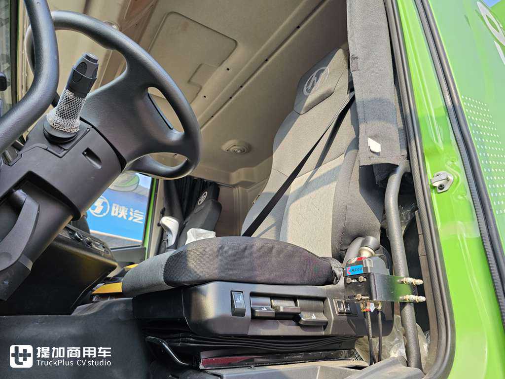 配置更新，430马力的“小苹果”！实拍红岩杰狮C6城建垃圾自卸车