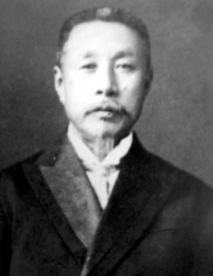 他为日本慷慨解囊，捐74万40架战斗机，感动天皇受接见，86岁被毙