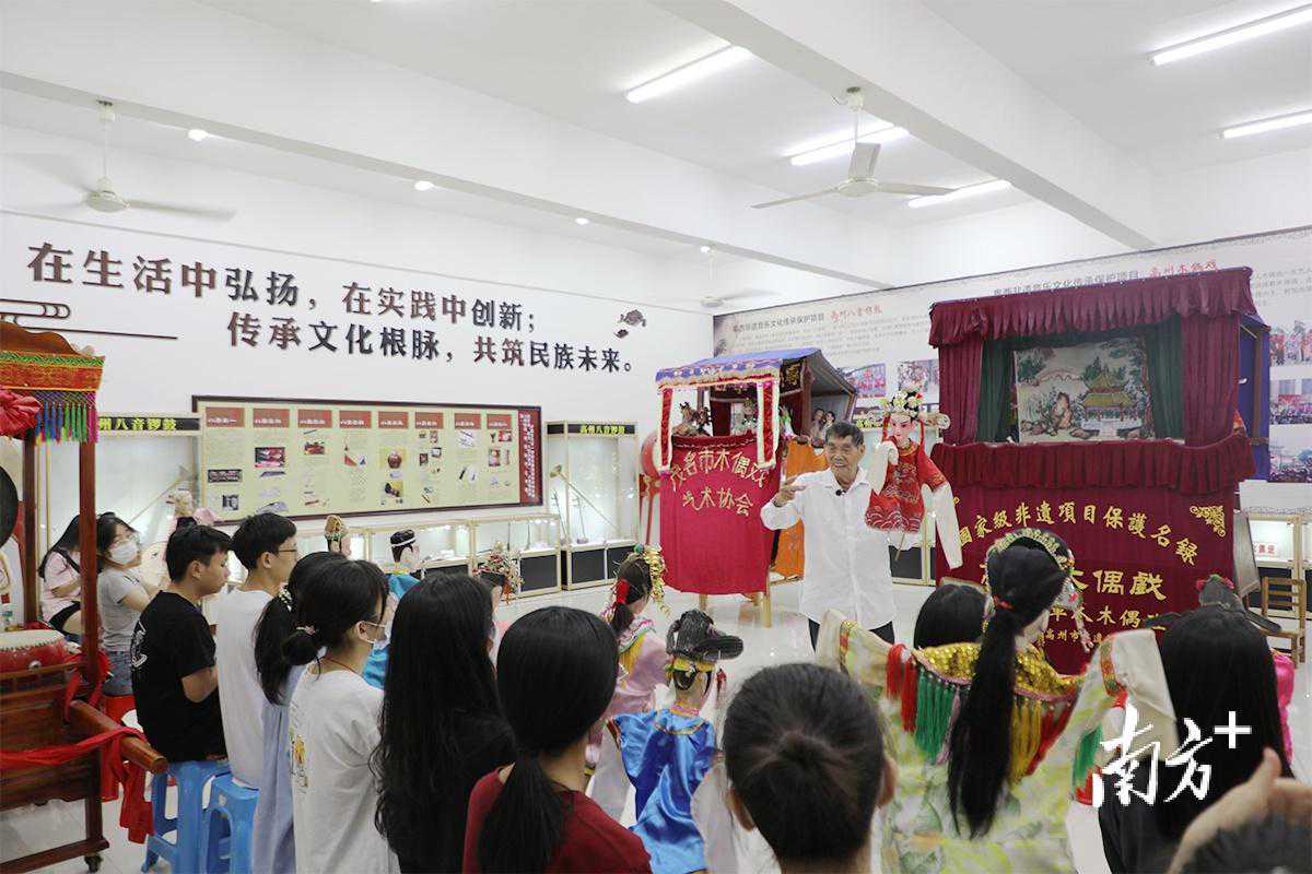 方尺舞台上的表演大师：手里的木偶在“长大”|文化寻根@高州