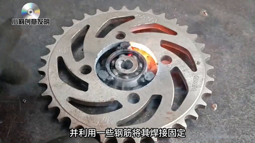 小伙竟然利用摩托车齿轮和两个轴承制作了一把手摇钻，太实...
