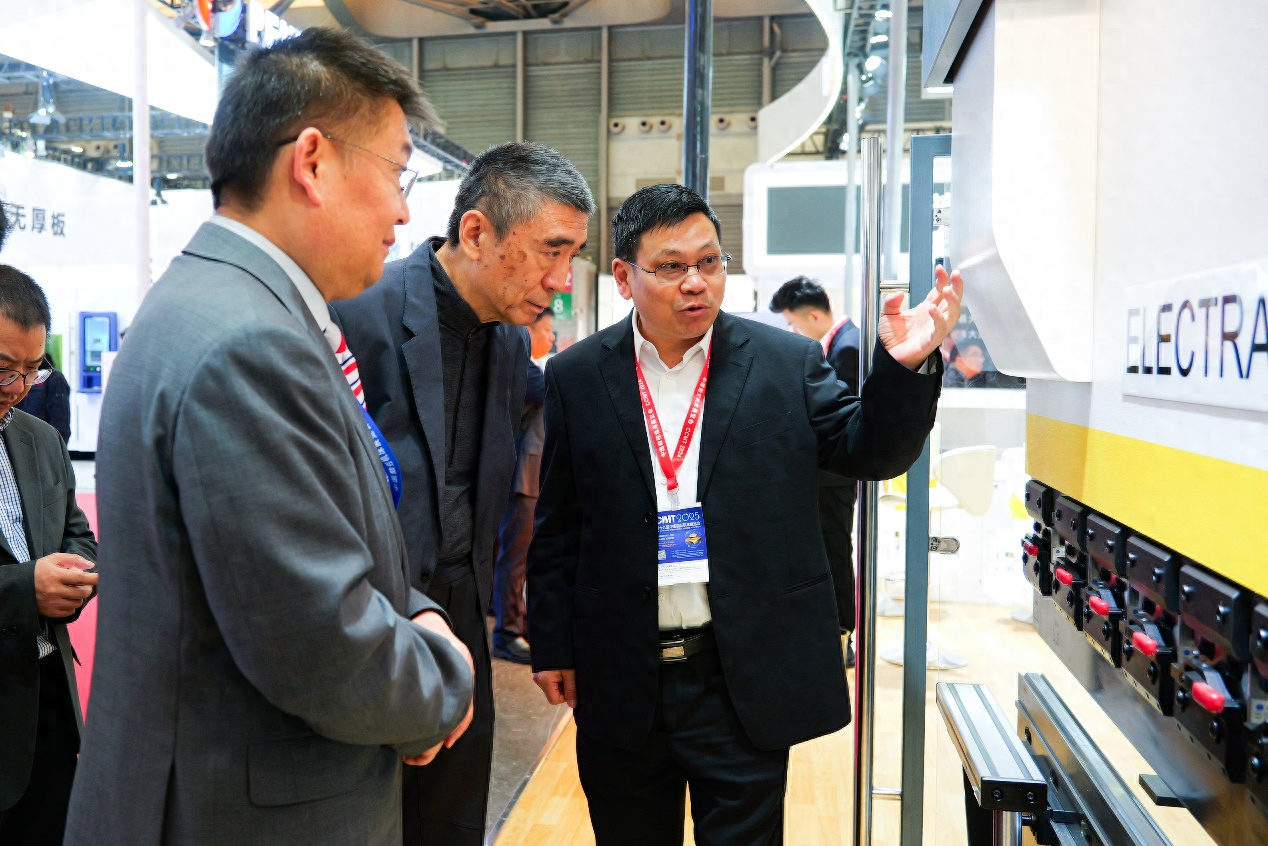 徐念沙会长参观第十三届中国数控机床展览会（CCMT2024）